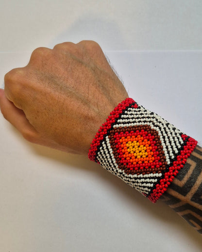 Pulseira de Miçanga Branca Preta e Vermelha fio Elástico Povo Kamayurá