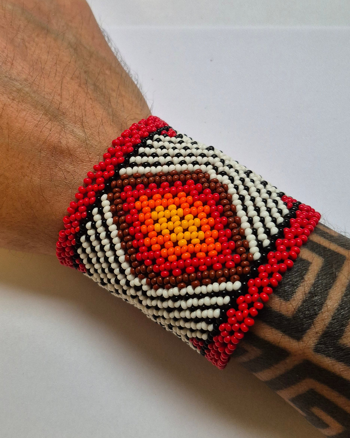 Pulseira de Miçanga Branca Preta e Vermelha fio Elástico Povo Kamayurá