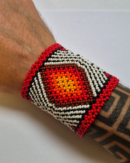 Pulseira de Miçanga Branca Preta e Vermelha fio Elástico Povo Kamayurá