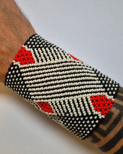 Pulseira de Miçanga Branca Preta e Vermelha fio Elástico Povo Kamayurá