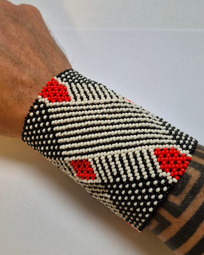 Pulseira de Miçanga Branca Preta e Vermelha fio Elástico Povo Kamayurá