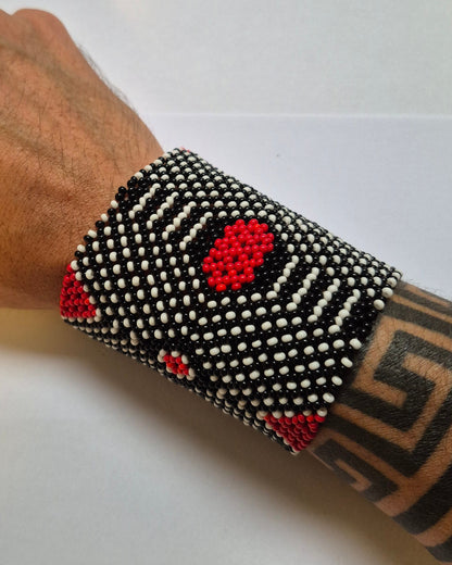 Pulseira de Miçanga Branca Preta e Vermelha fio Elástico Povo Kamayurá