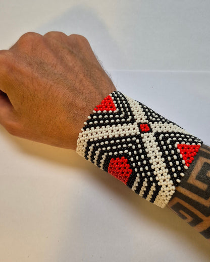 Pulseira de Miçanga Branca Preta e Vermelha fio Elástico Povo Kamayurá