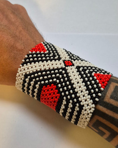Pulseira de Miçanga Branca Preta e Vermelha fio Elástico Povo Kamayurá
