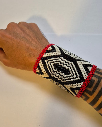 Pulseira de Miçanga Branca Preta e Vermelha fio Elástico Povo Kamayurá