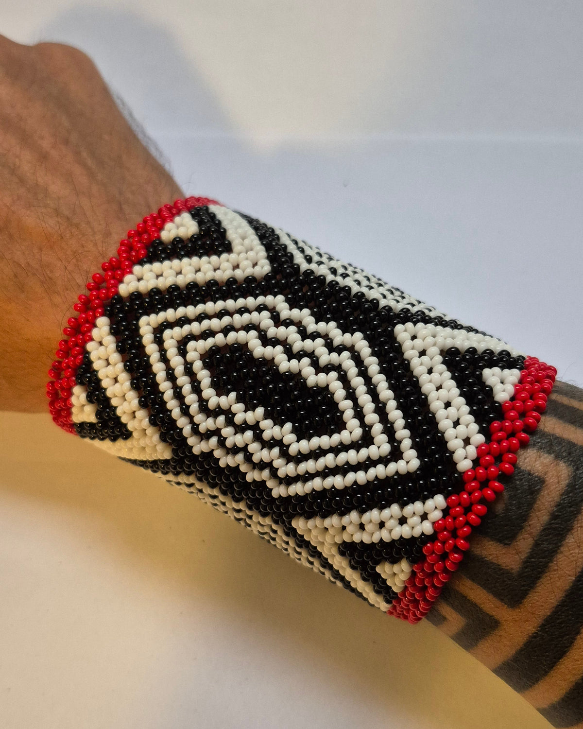 Pulseira de Miçanga Branca Preta e Vermelha fio Elástico Povo Kamayurá