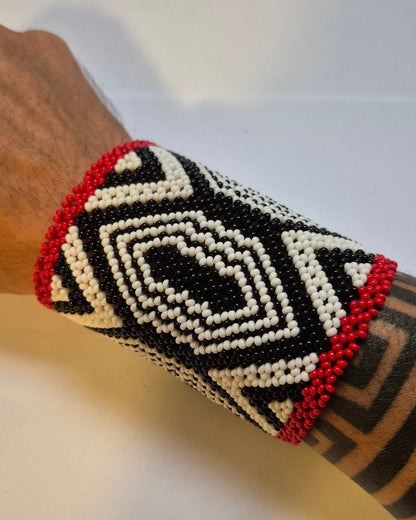 Pulseira de Miçanga Branca Preta e Vermelha fio Elástico Povo Kamayurá