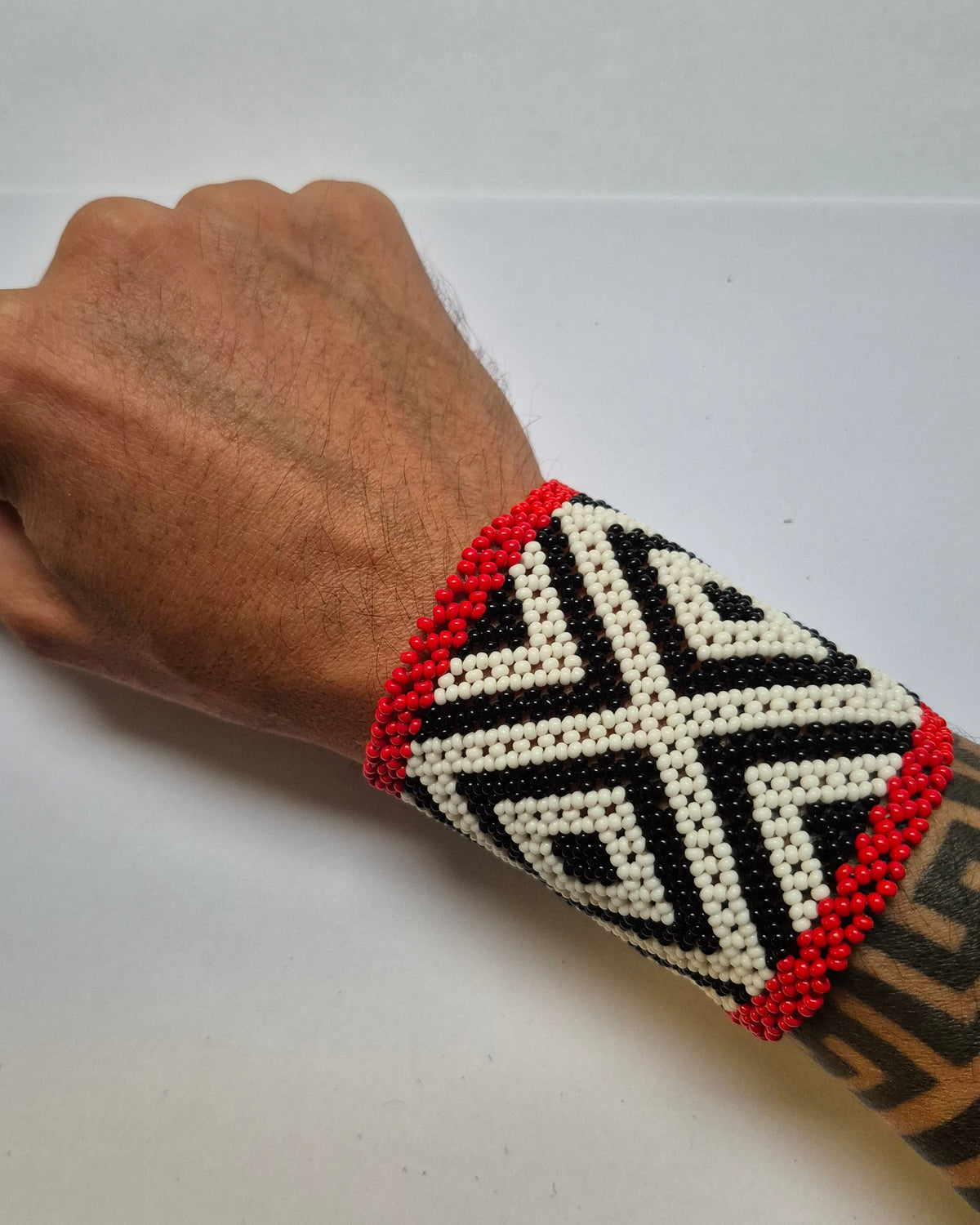 Pulseira de Miçanga Branca Preta e Vermelha fio Elástico Povo Kamayurá