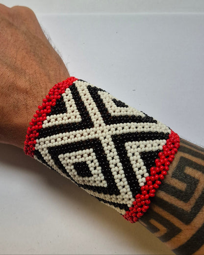 Pulseira de Miçanga Branca Preta e Vermelha fio Elástico Povo Kamayurá