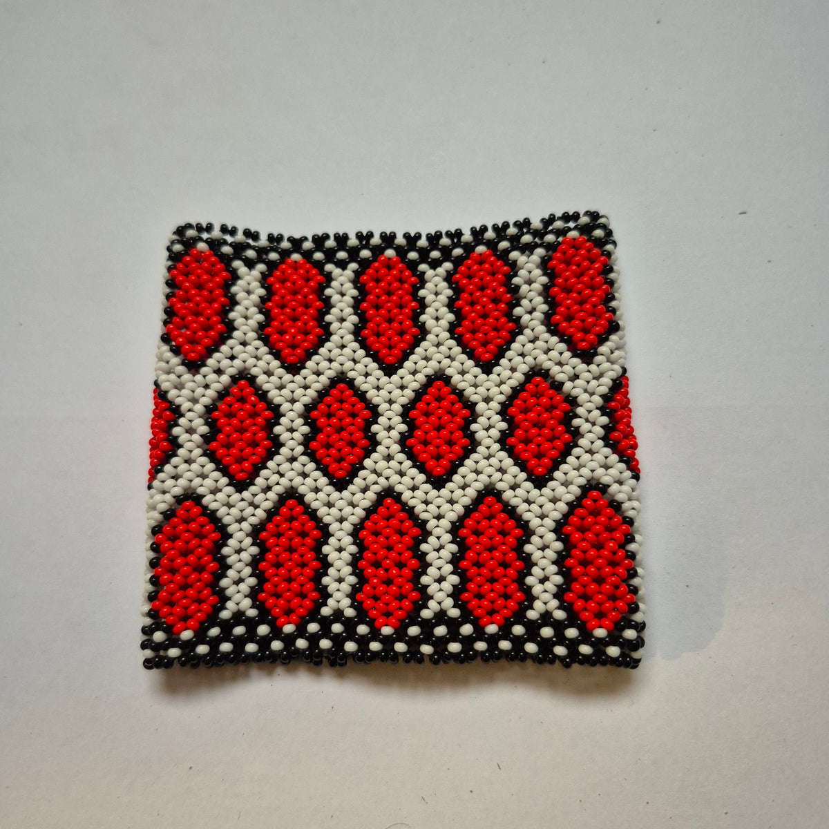 Pulseira de Miçanga Branca Preta e Vermelha fio Elástico Povo Kamayurá