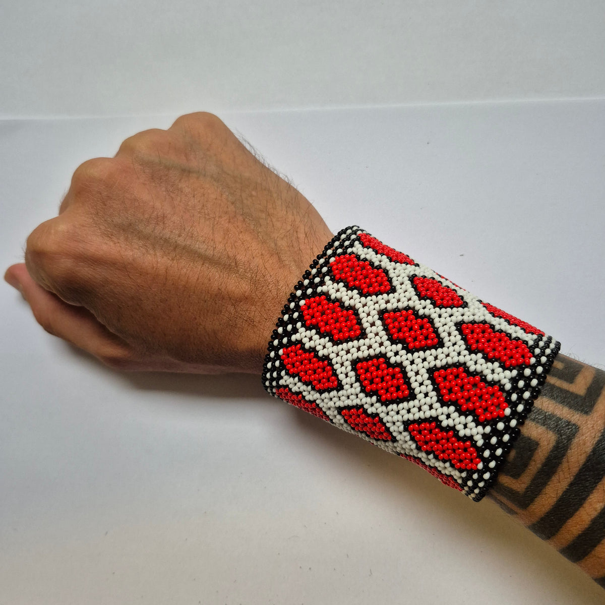 Pulseira de Miçanga Branca Preta e Vermelha fio Elástico Povo Kamayurá