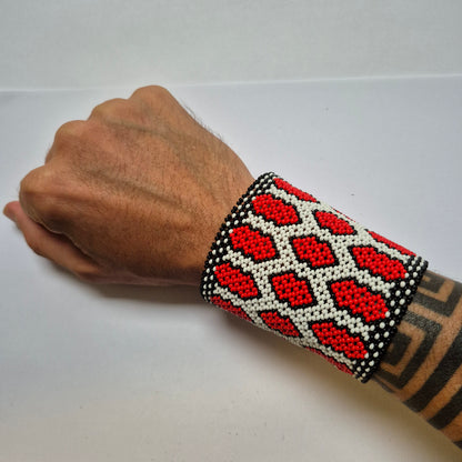 Pulseira de Miçanga Branca Preta e Vermelha fio Elástico Povo Kamayurá