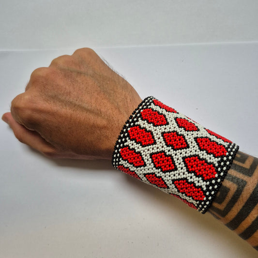 Pulseira de Miçanga Branca Preta e Vermelha fio Elástico Povo Kamayurá
