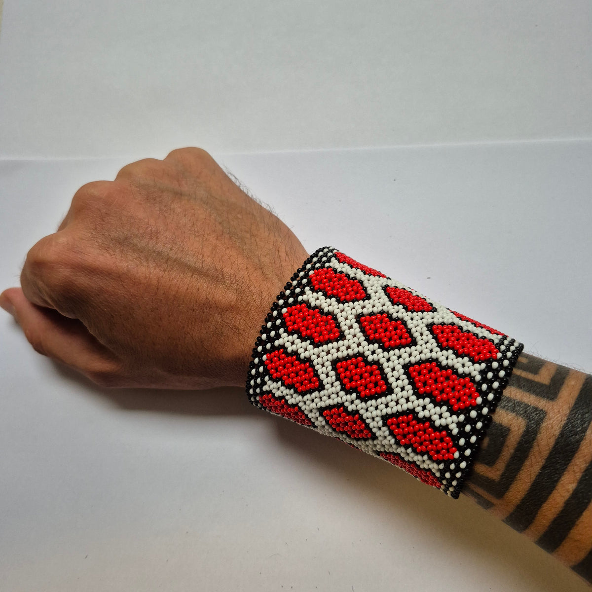 Pulseira de Miçanga Branca Preta e Vermelha fio Elástico Povo Kamayurá