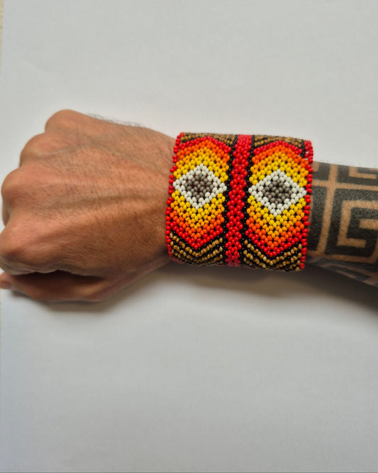 Pulseira de Miçanga Laranja com Dois Losangos Povo Kamayurá · 19 cm