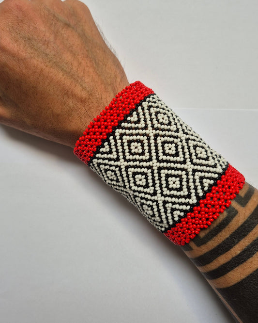 Pulseira de Miçanga Preta e Branca com Losangos Povo Kamayurá · 18 cm