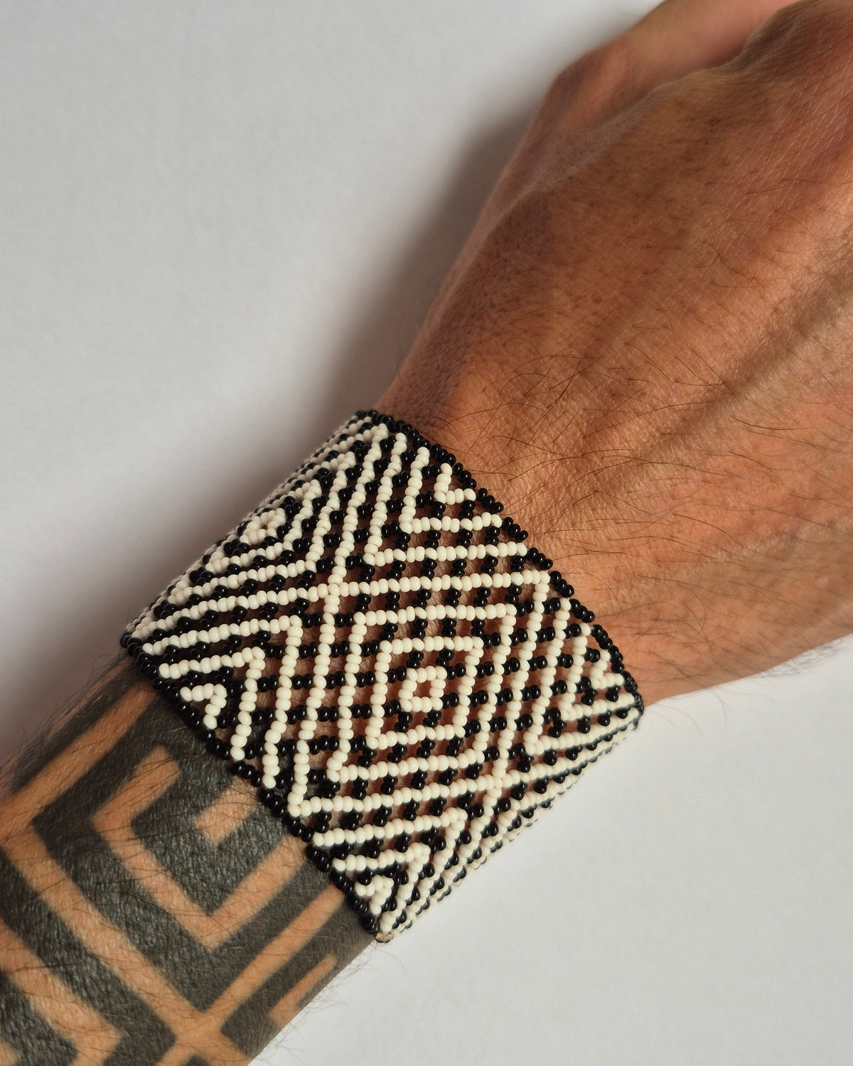Pulseira de Miçanga Branco e Preta Povo Waura
