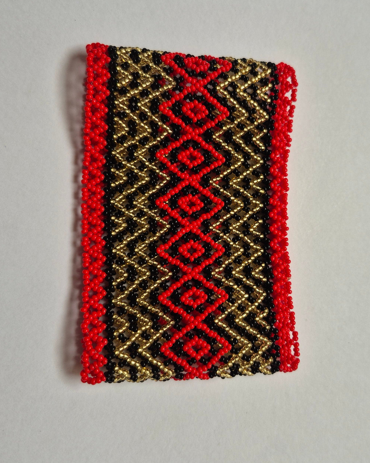 Pulseira de Miçanga Preto Dourada e Vermelho Povo Waura