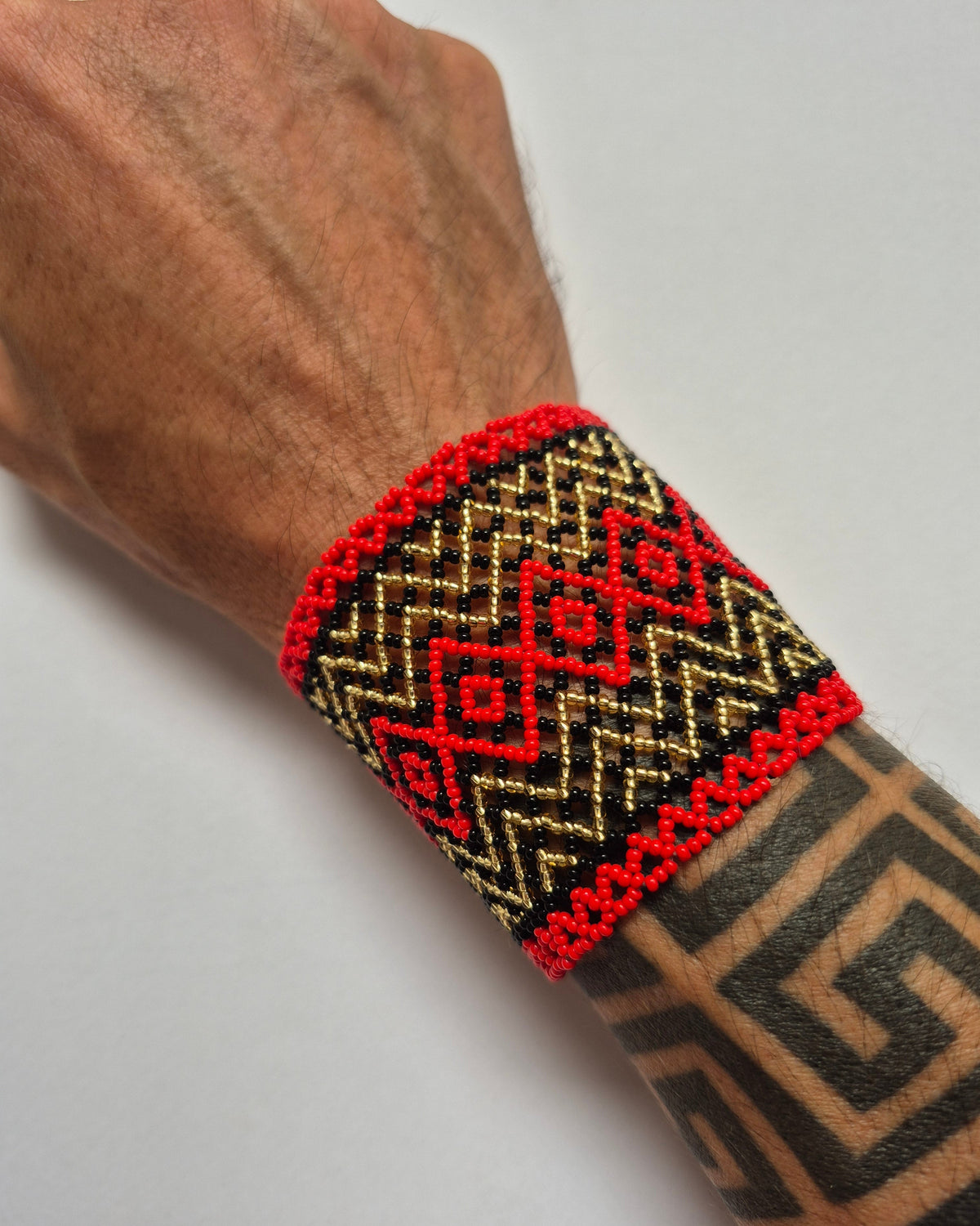 Pulseira de Miçanga Preto Dourada e Vermelho Povo Waura