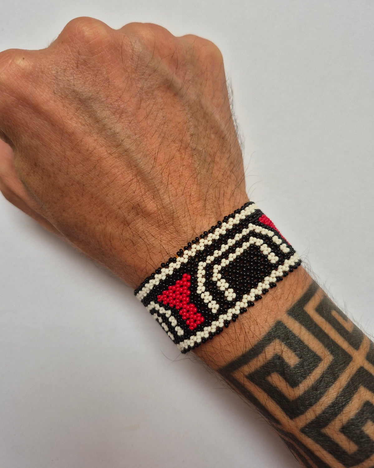 Pulseira de Miçanga Preto Branco e Vermelho Povo Waura