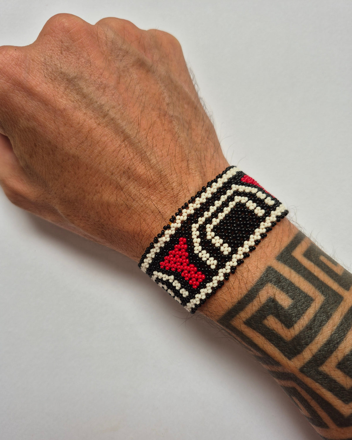 Pulseira de Miçanga Preto Branco e Vermelho Povo Waura