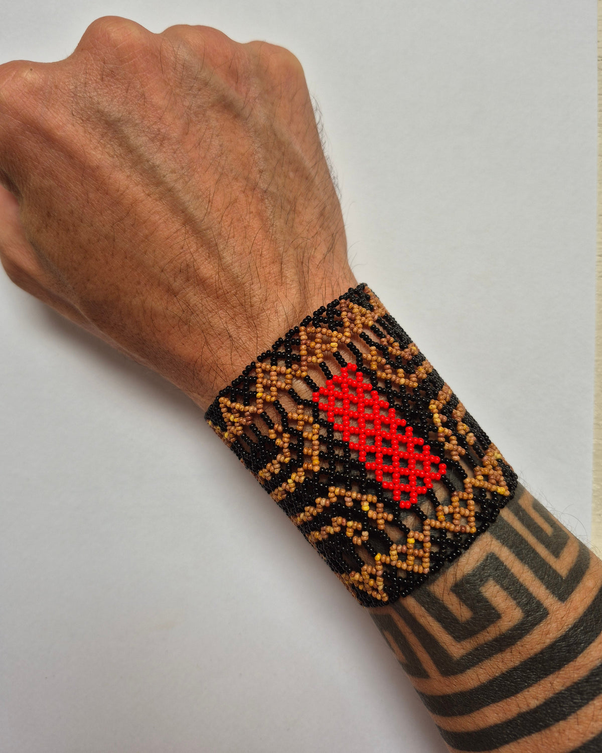 Pulseira de Miçanga Preta e Marrom e Vermelha Povo Waura
