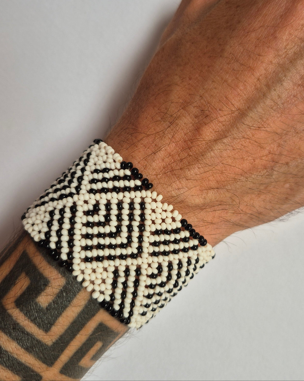 Pulseira de Miçanga Branco e Preta Povo Waura