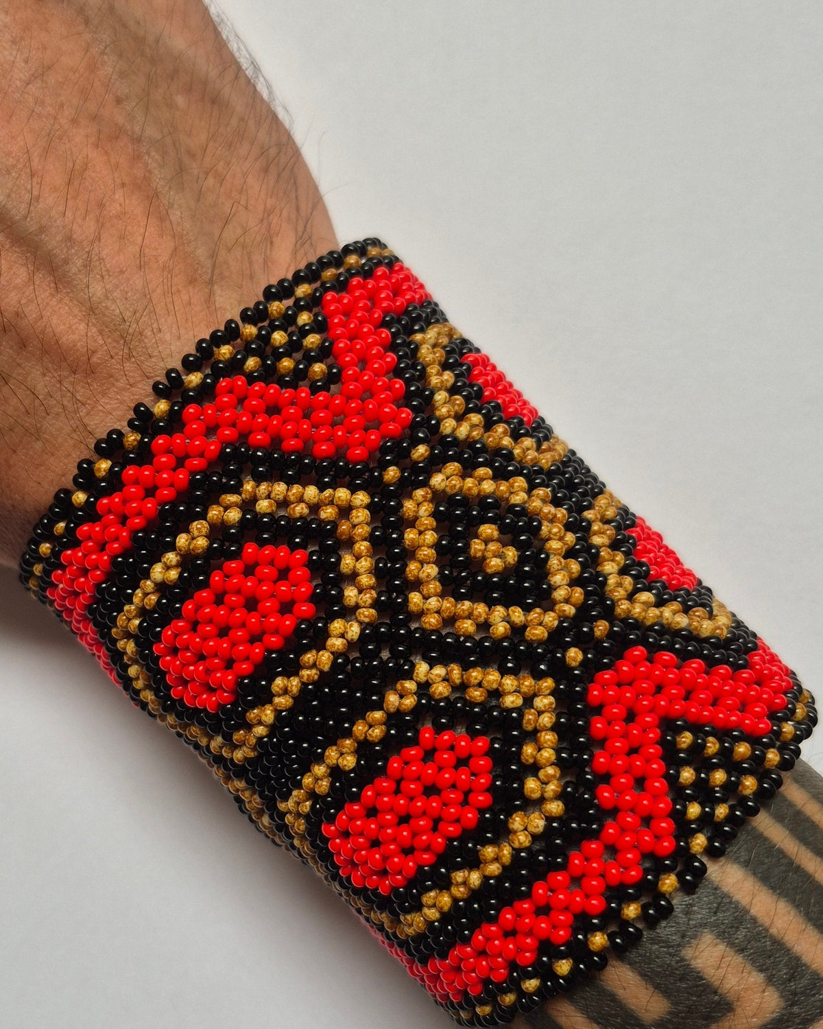 Pulseira de Miçanga Preta Marrom e Vermelha Povo Kamayurá