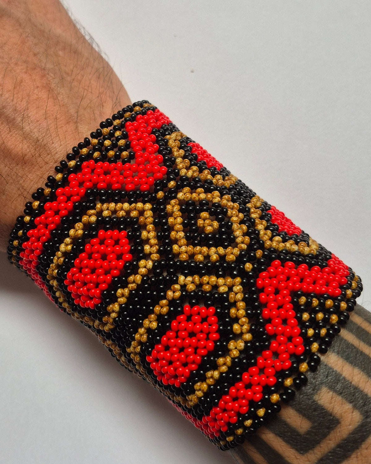 Pulseira de Miçanga Preta Marrom e Vermelha Povo Kamayurá