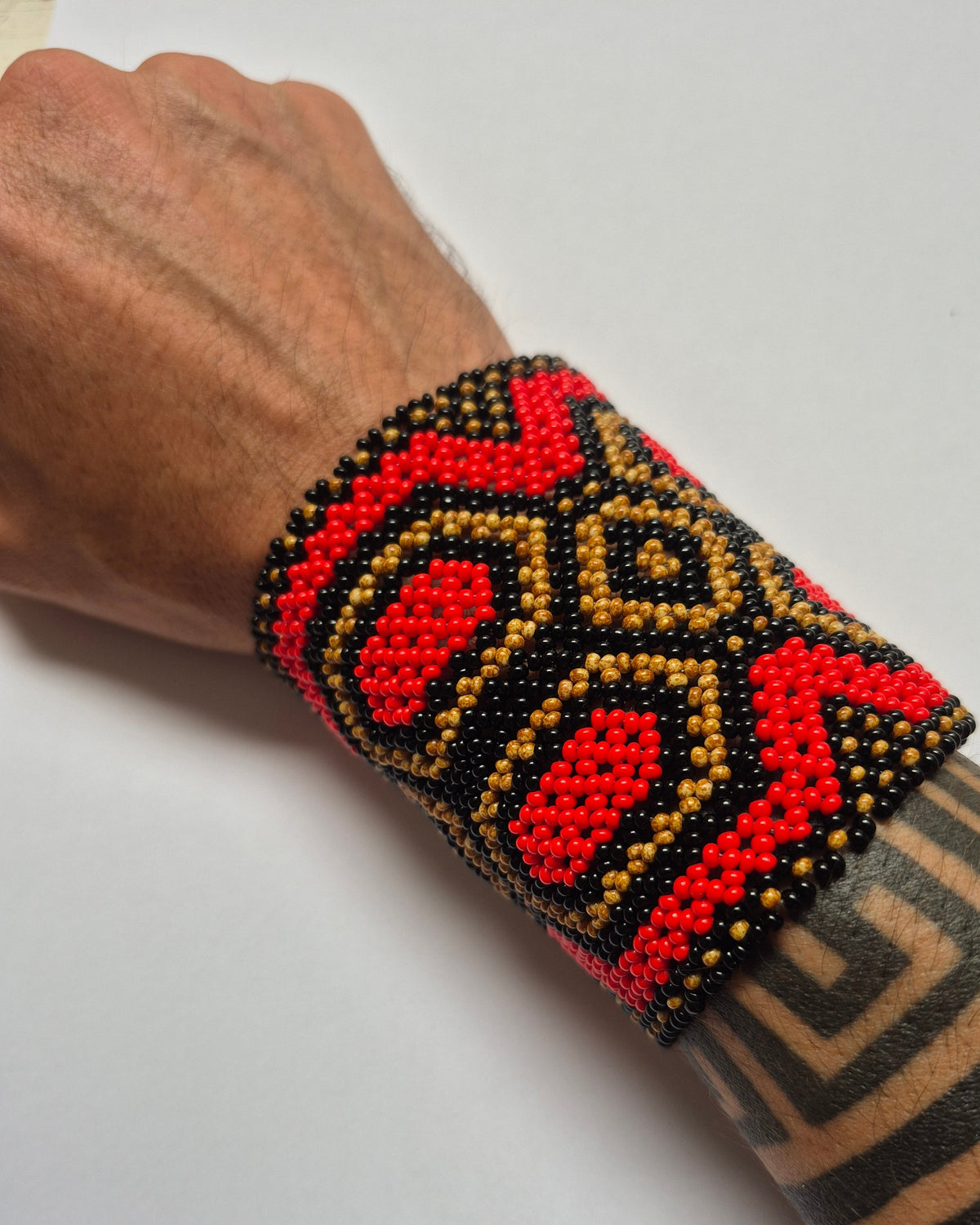 Pulseira de Miçanga Preta Marrom e Vermelha Povo Kamayurá