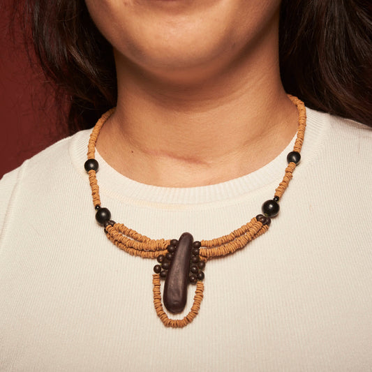 Colar Elegante de Sementes Apiaká