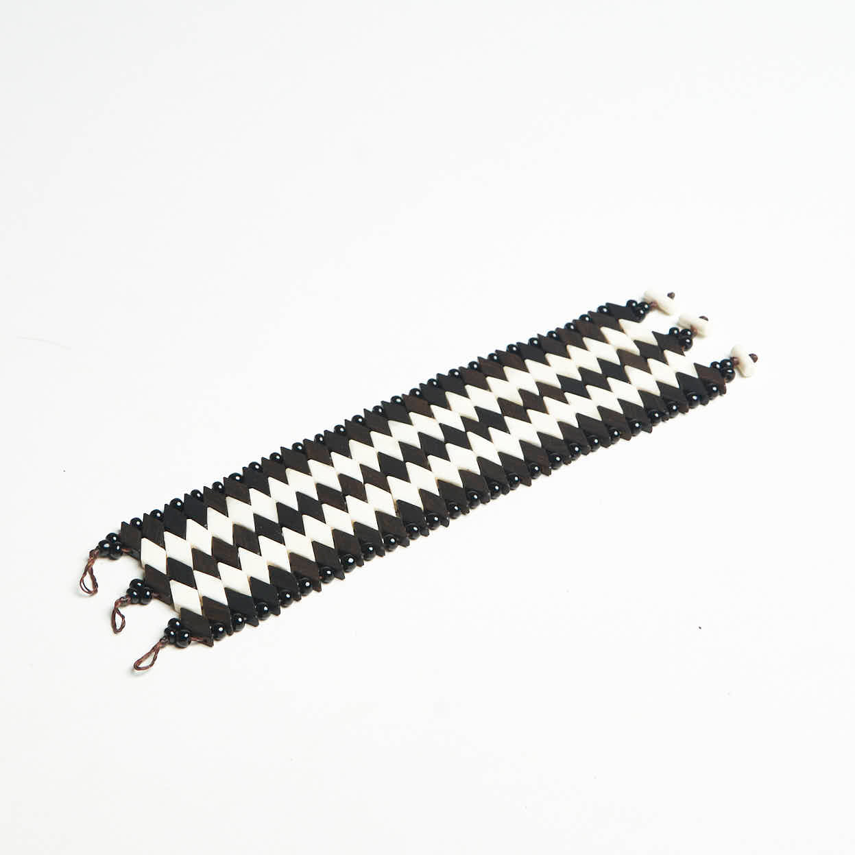 Pulseira Indígena de Madeira Itapicuru Branca e Preta Povo Xakriabá
