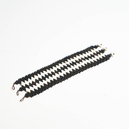 Pulseira Indígena de Madeira Itapicuru Branca e Preta Povo Xakriabá