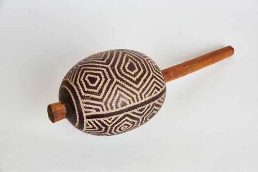 Maracá Decorativo Karajá