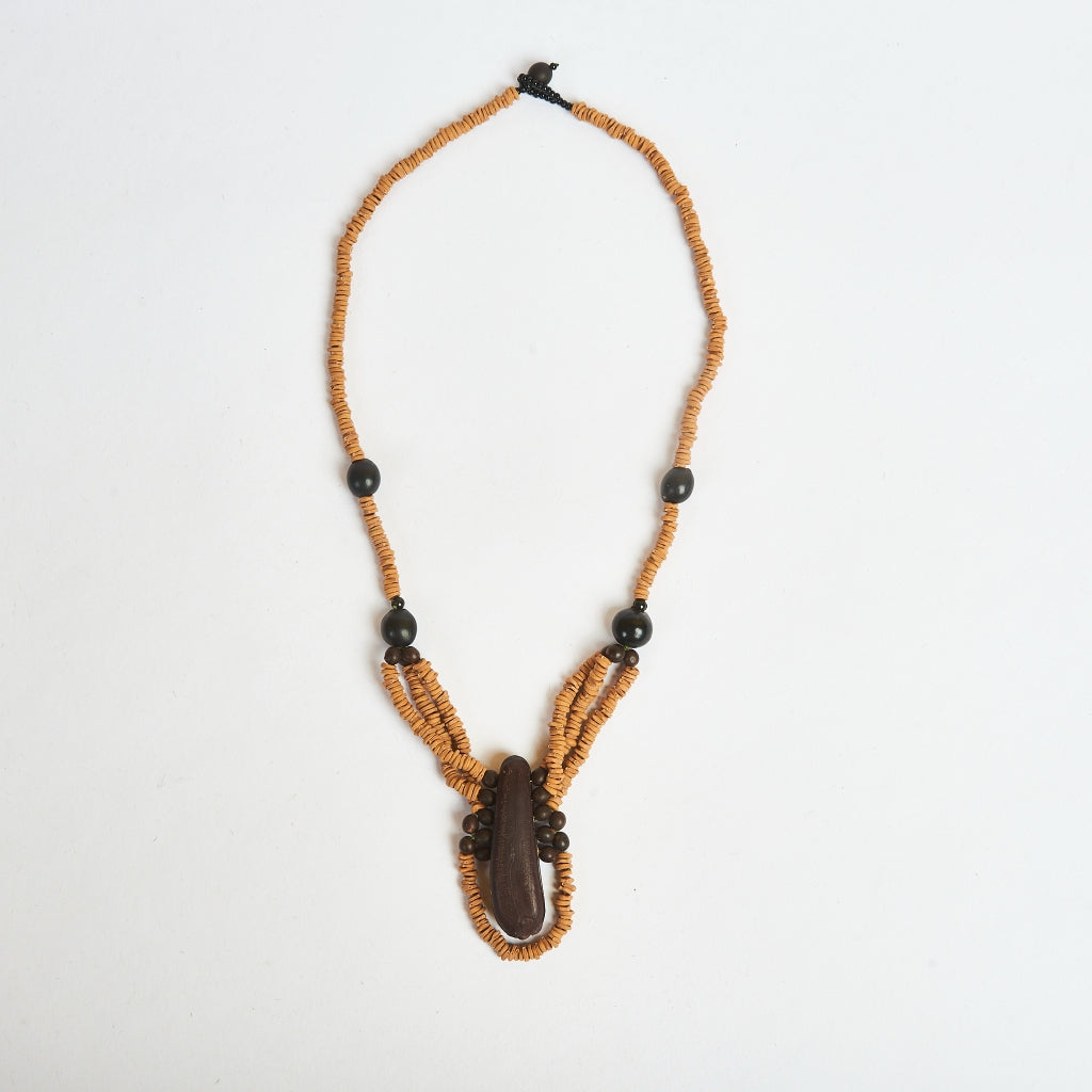 Colar Elegante de Sementes Apiaká