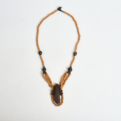 Colar Elegante de Sementes Apiaká
