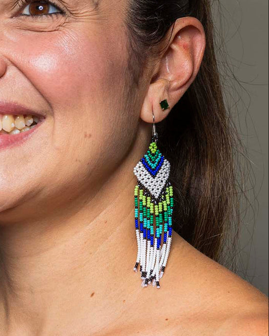Brinco Artesanal de Miçanga Branco Azul Preto e Verde Povo Kanela