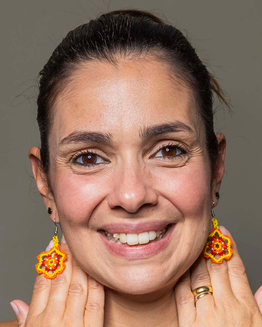 Brinco Artesanal de Miçanga Branco Vermelho Laranja e Amarelo Povo Kanela