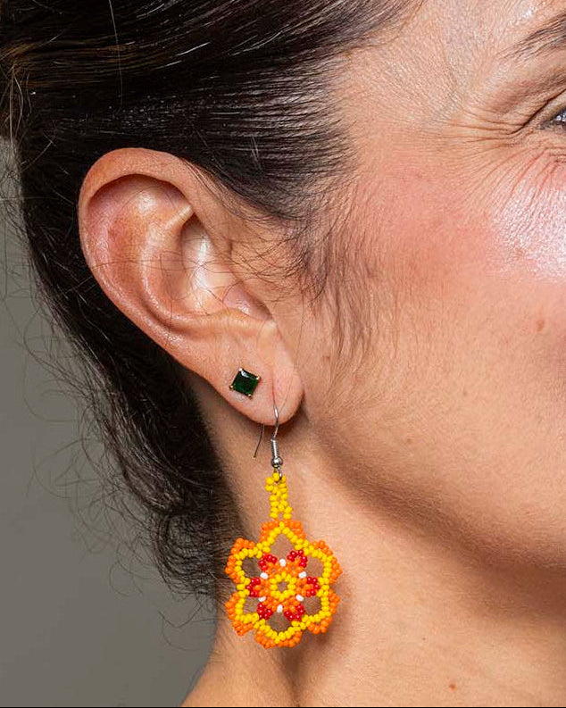 Brinco Artesanal de Miçanga Branco Vermelho Laranja e Amarelo Povo Kanela