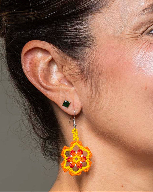Brinco Artesanal de Miçanga Branco Vermelho Laranja e Amarelo Povo Kanela