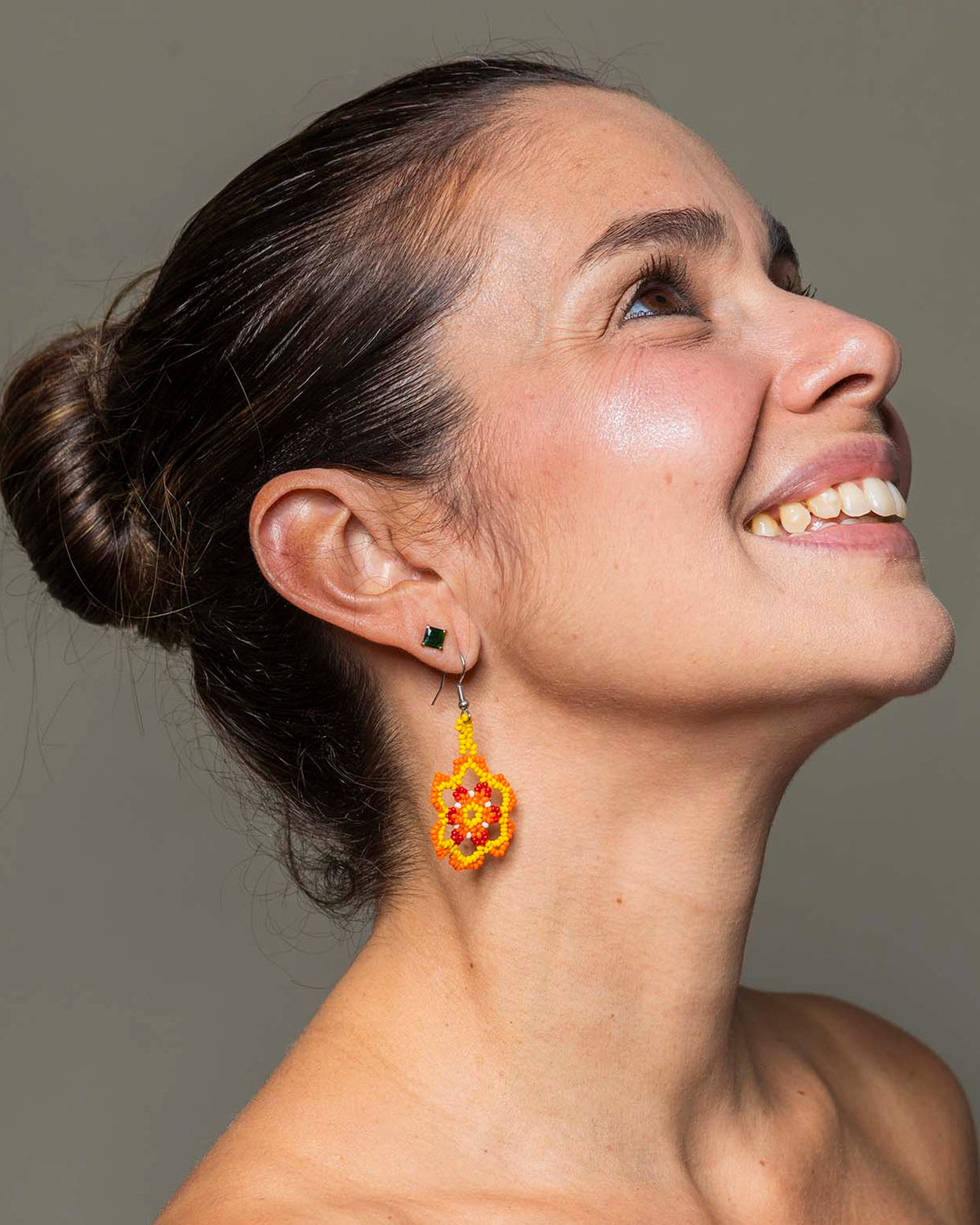 Brinco Artesanal de Miçanga Branco Vermelho Laranja e Amarelo Povo Kanela