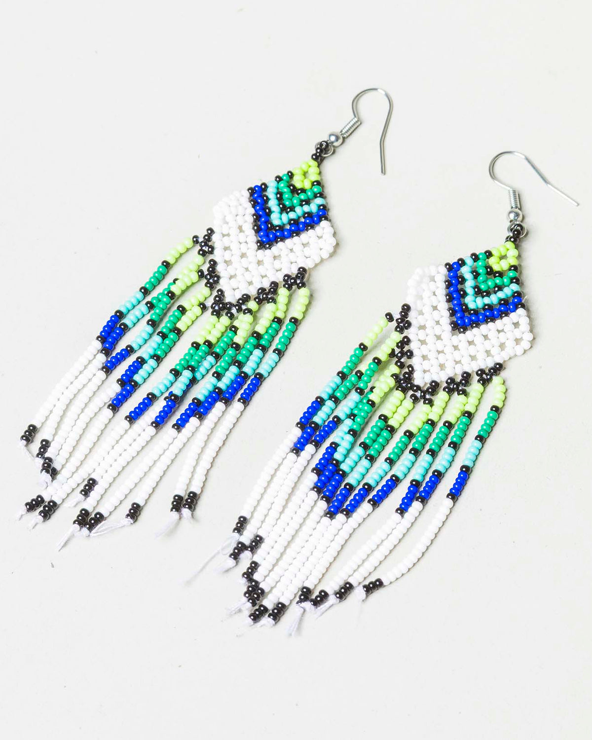 Brinco Artesanal de Miçanga Branco Azul Preto e Verde Povo Kanela