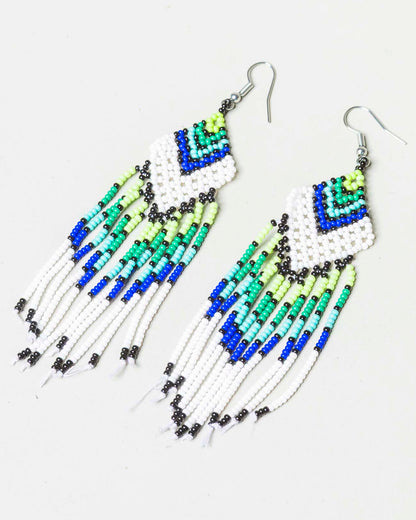 Brinco Artesanal de Miçanga Branco Azul Preto e Verde Povo Kanela