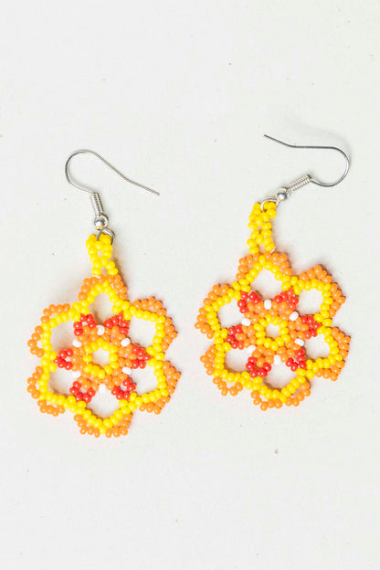 Brinco Artesanal de Miçanga Branco Vermelho Laranja e Amarelo Povo Kanela