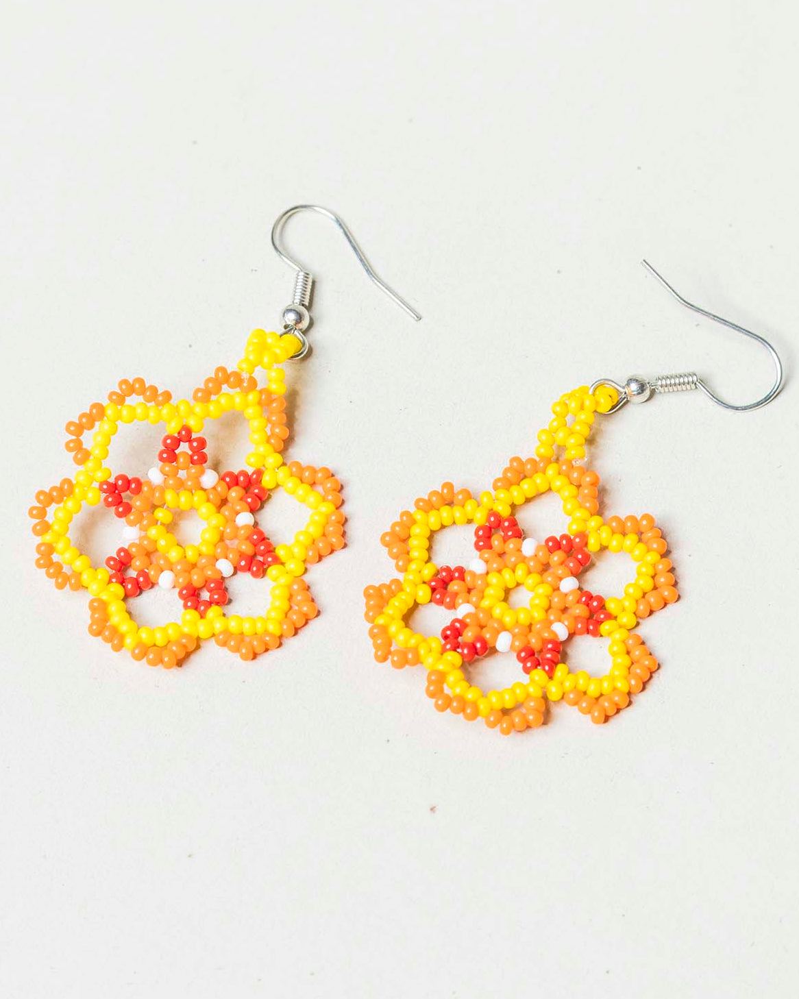 Brinco Artesanal de Miçanga Branco Vermelho Laranja e Amarelo Povo Kanela
