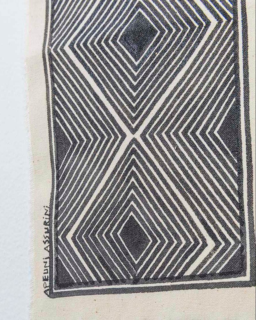 Grafismo em Tecido Preto e Branco Asurini