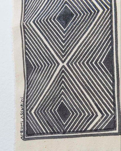 Grafismo em Tecido Preto e Branco Asurini