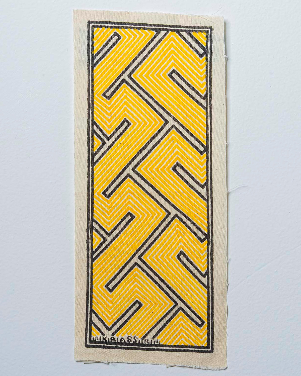 Grafismo em Tecido Preto Amarelo e Branco Asurini
