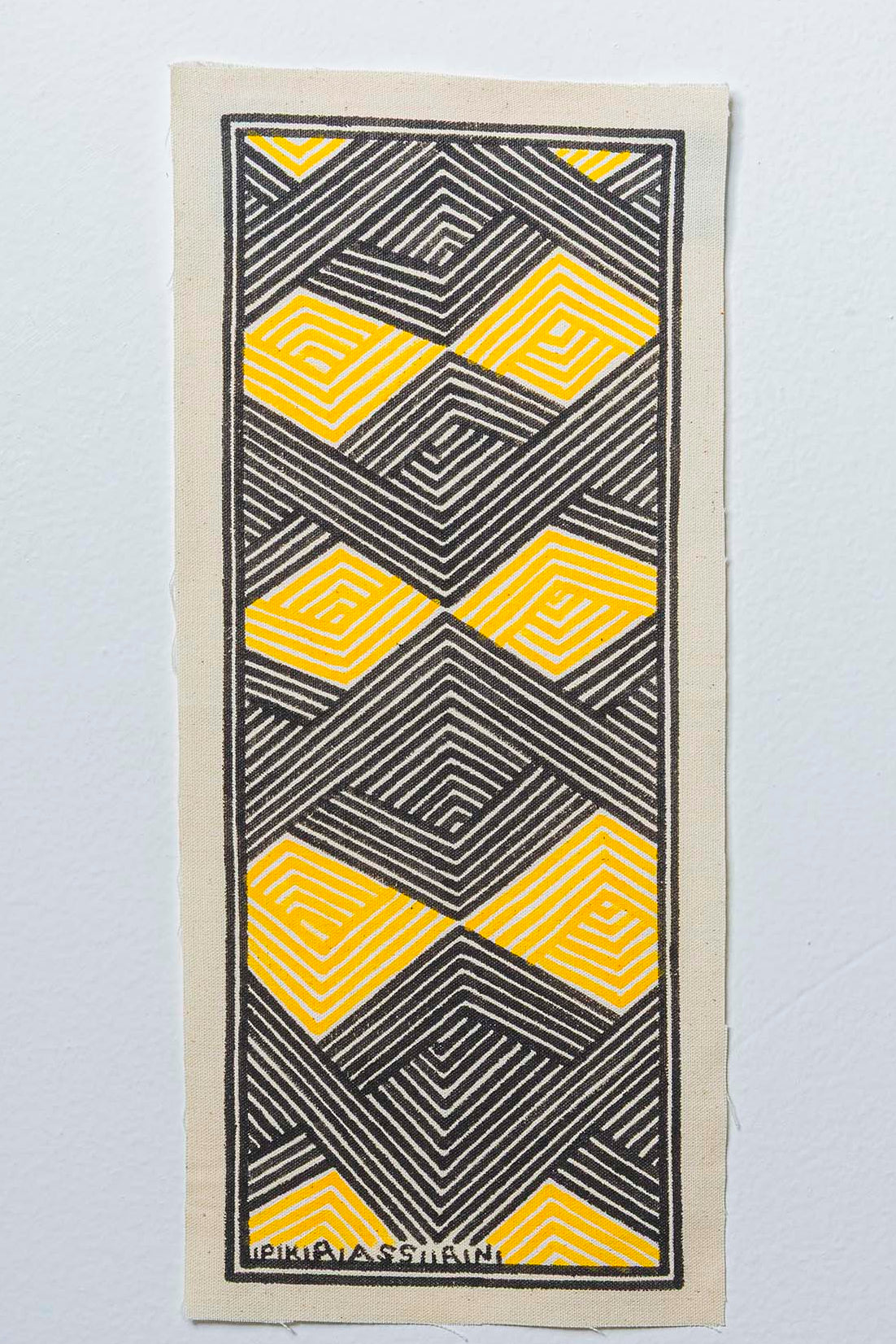 Grafismo em Tecido Preto Amarelo e Branco Asurini