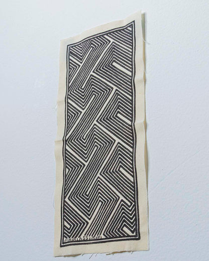 Grafismo em Tecido Preto e Branco Asurini